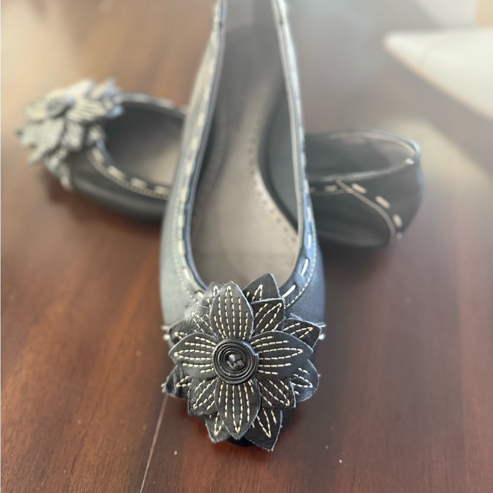 Adrienne Vittadini Black Floral Flats